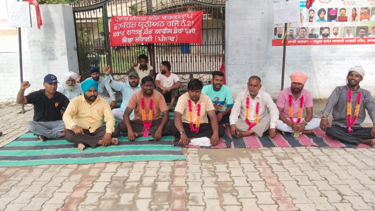 The hunger strike by the employees entered the second day as a protest against the non-acceptance of the demands of the cleaning workers
